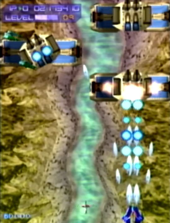 一定のレベルに上がるごとに、自機の形態が変化するのも本作の面白いところだ