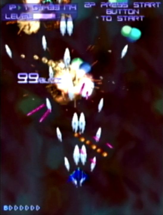 一定のレベルに上がるごとに、自機の形態が変化するのも本作の面白いところだ