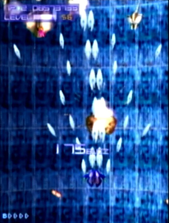 一定のレベルに上がるごとに、自機の形態が変化するのも本作の面白いところだ