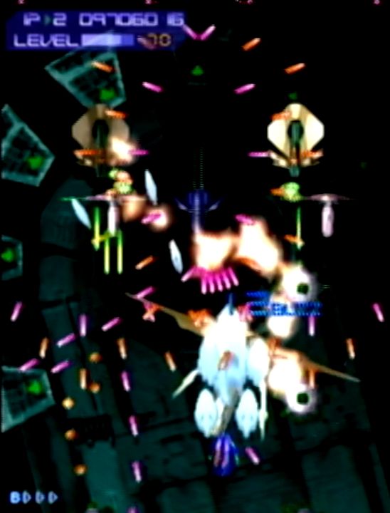 ローリング中は自機のバス判定が広がり、前方集中型の強力なショットを放つ