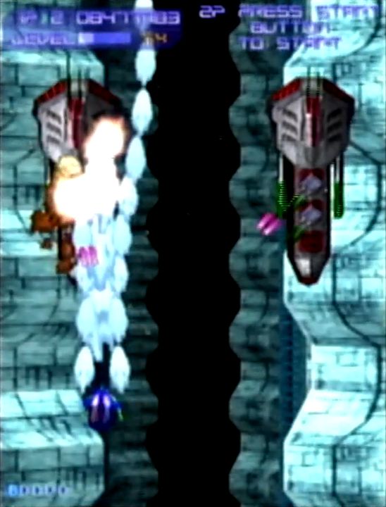 ローリング中は自機のバス判定が広がり、前方集中型の強力なショットを放つ