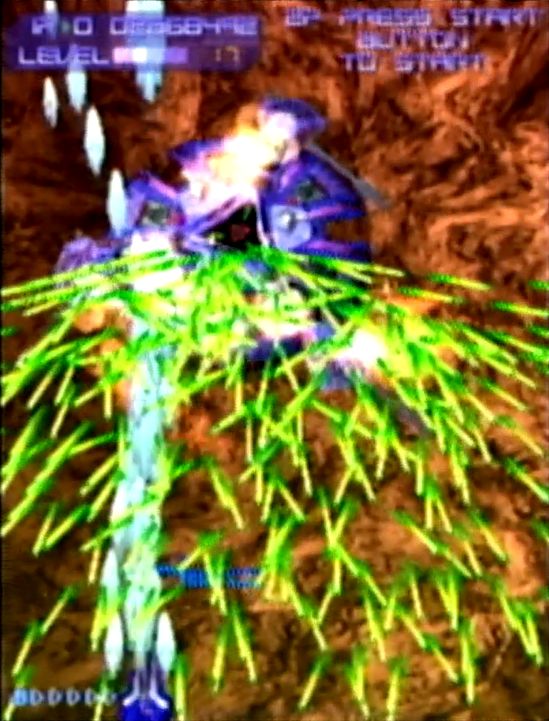 筆者が当時驚かされた2面（2-C）のボス。自爆直前にすごい数の弾を放つ