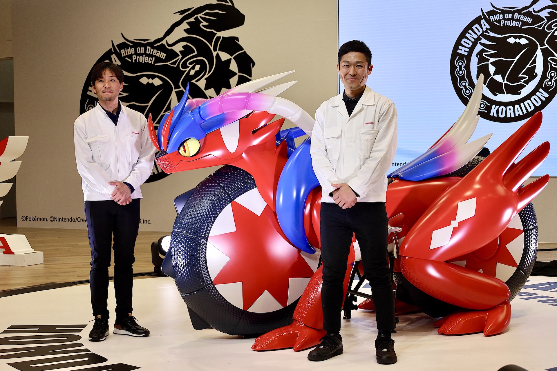 フォトセッションの1枚。こうしてみるとホンダコライドンの大きさがわかりやすい