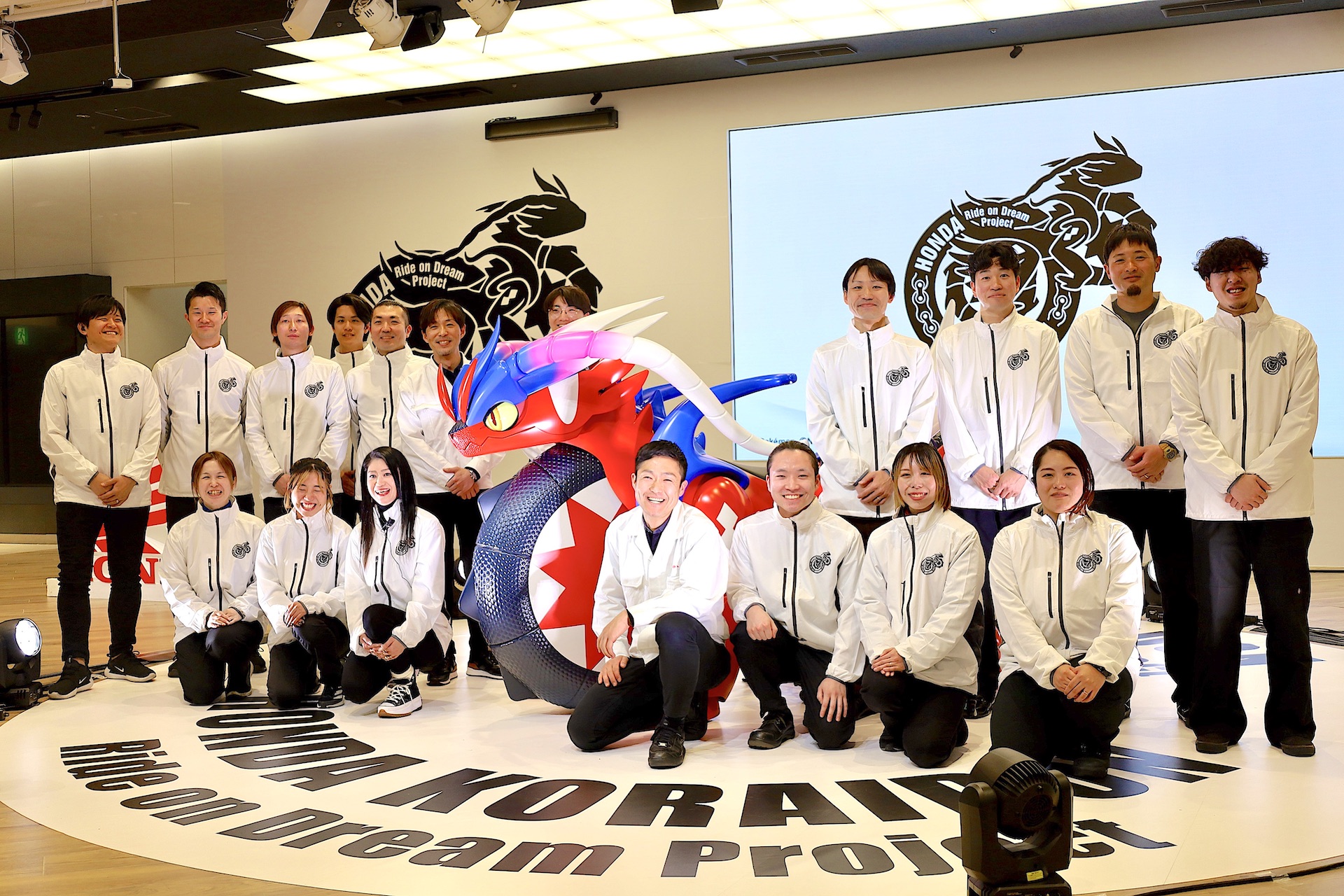 最後は開発メンバーの方たちをパシャリ。皆さんとても楽しそう