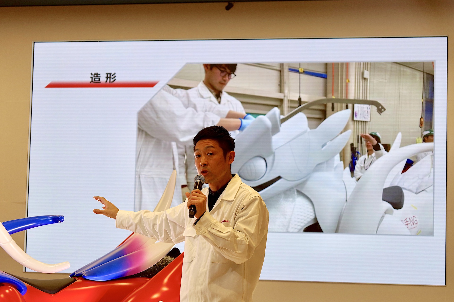 カラーリングやテクスチャーなど、こだわりが詰まった造形について説明。一部は開発メンバーの趣味の領域から発展したという技術なども用いられているという