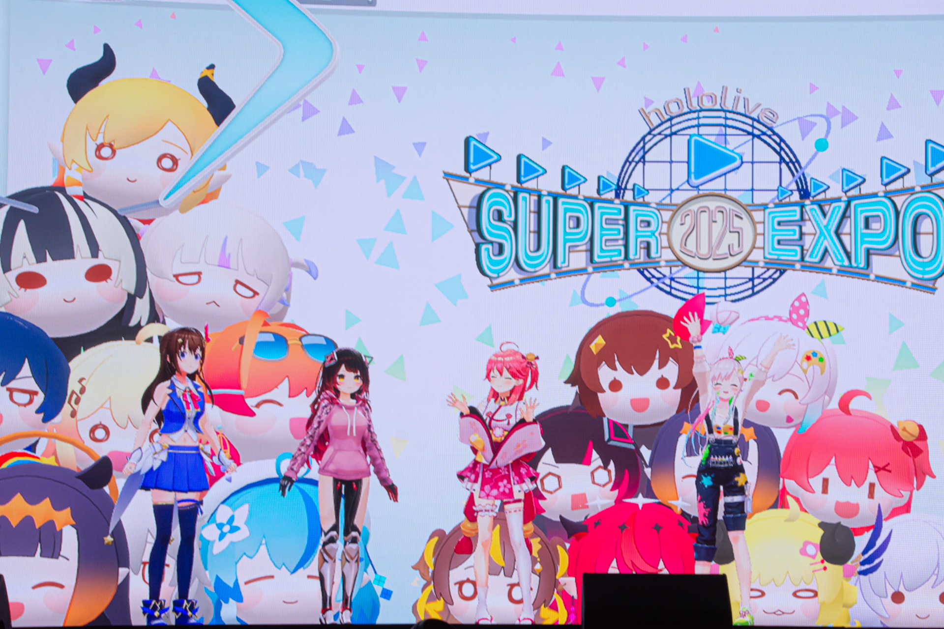 EXPOのテーマに沿った演出で、現地に詰めかけたファンたちを沸かせる