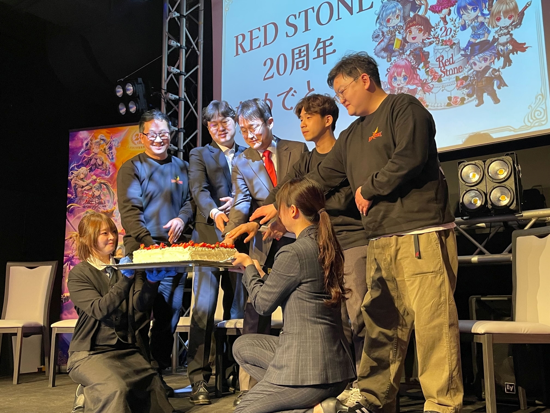 ナム氏をはじめとする開発チームのメンバーによる20周年を記念したケーキカット