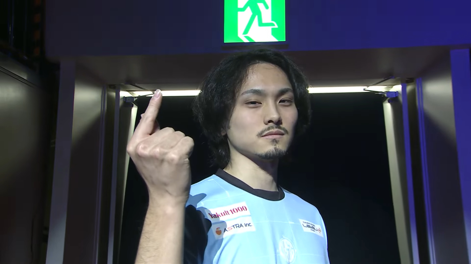 入場コールの後、握手をかわす両者。翔選手は登壇した後集中するように呼吸を整えている用に見え、TOP16の選手入場時に比べBlaz選手は握手の際には笑みが溢れるという心理的余裕が見られた