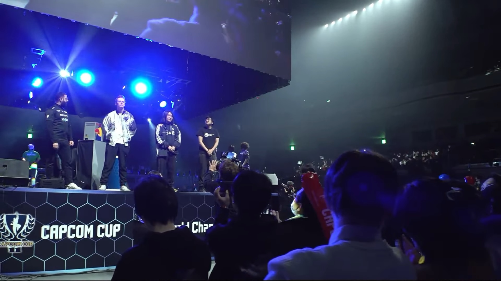 登壇した全16名の選手たち。こうしてみるとまるで格闘ゲームのキャラクターセレクト演出のようだ