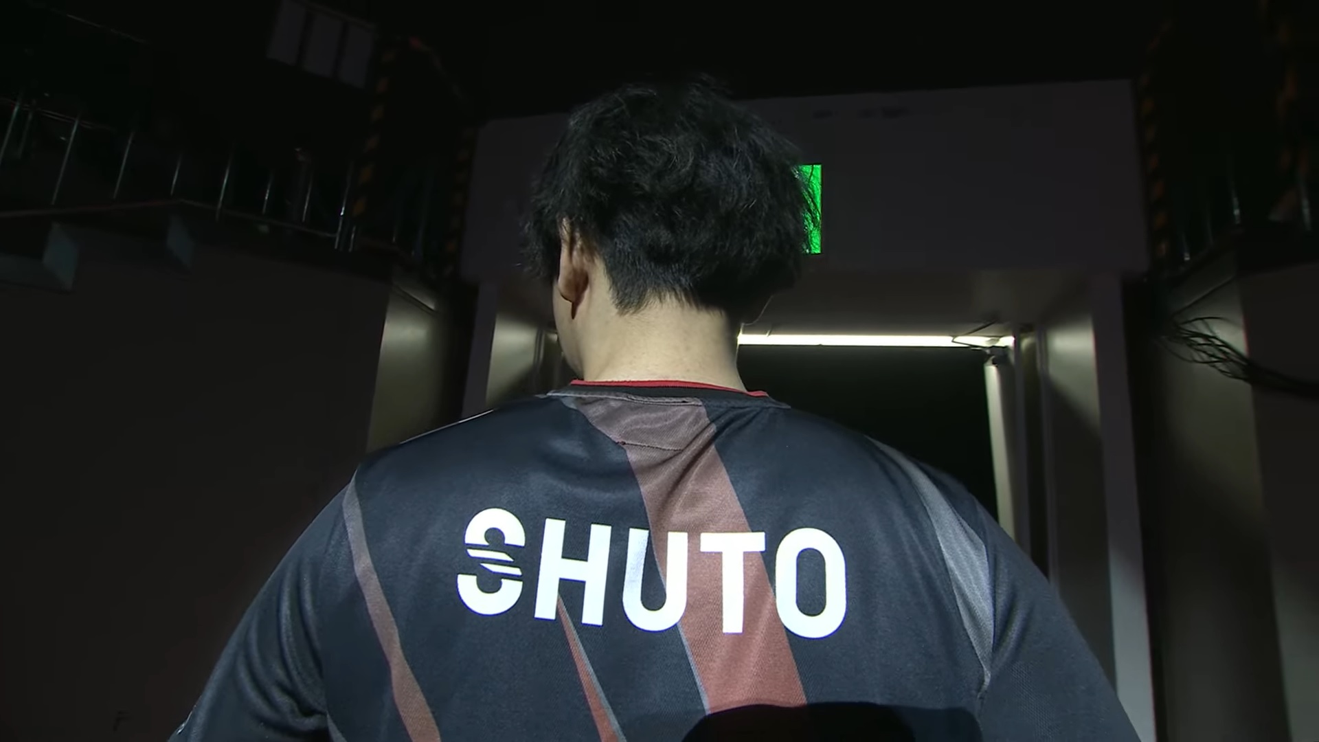 入場時にモノマネをしていた瞬獄殺ポーズ。この修羅の技が彼の修羅場を凌ぎ切る起死回生の一手となった!!