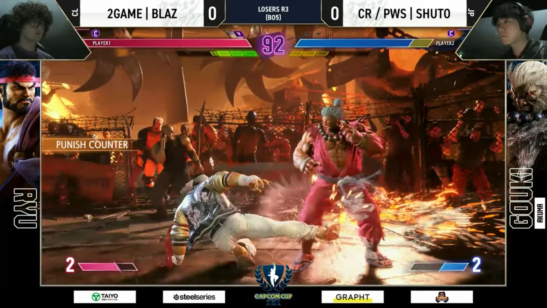 差し返しには連続技の起点となる技を打ち込むパターンが多いが、彼は意図的に追撃はできないが、連続技で得られるダメージより、ドライブゲージを大きく奪えるメリットや、パニッシュカウンターで転んだ相手への起き上がりへのタイミングが一定で、攻めが展開しやすいことを重視してしゃがみ強キックを用いているように感じた。差し返しにしゃがみ強キックを多用するという戦術は、強豪選手として知られるPunk選手もよく行なっている