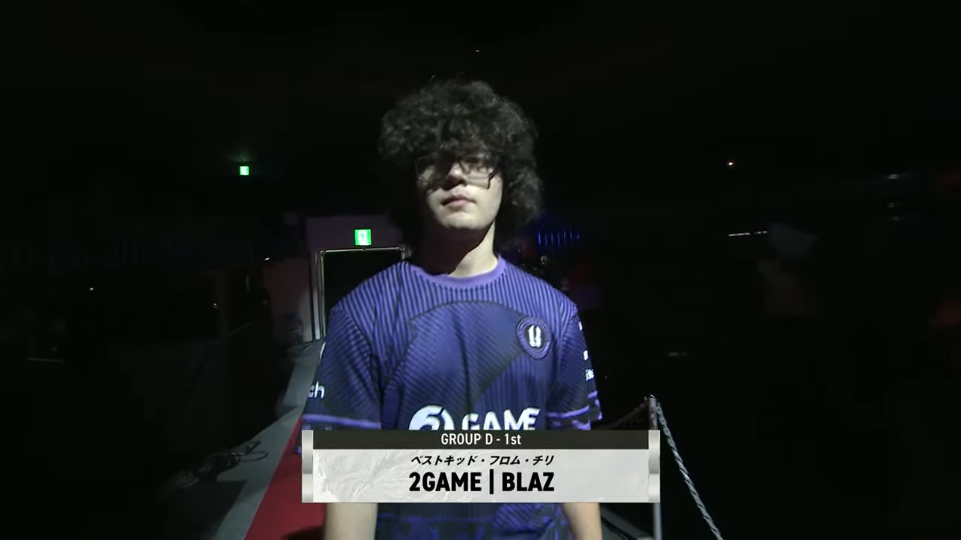 入場コールの後、握手をかわす両者。翔選手は登壇した後集中するように呼吸を整えている用に見え、TOP16の選手入場時に比べBlaz選手は握手の際には笑みが溢れるという心理的余裕が見られた