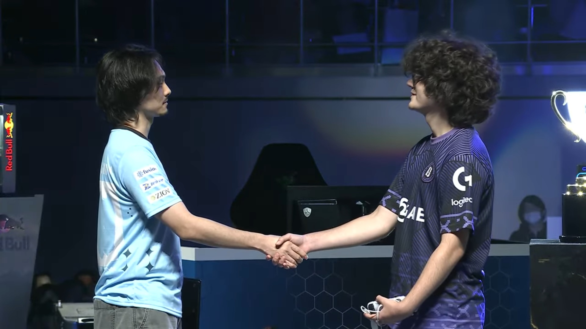 入場コールの後、握手をかわす両者。翔選手は登壇した後集中するように呼吸を整えている用に見え、TOP16の選手入場時に比べBlaz選手は握手の際には笑みが溢れるという心理的余裕が見られた