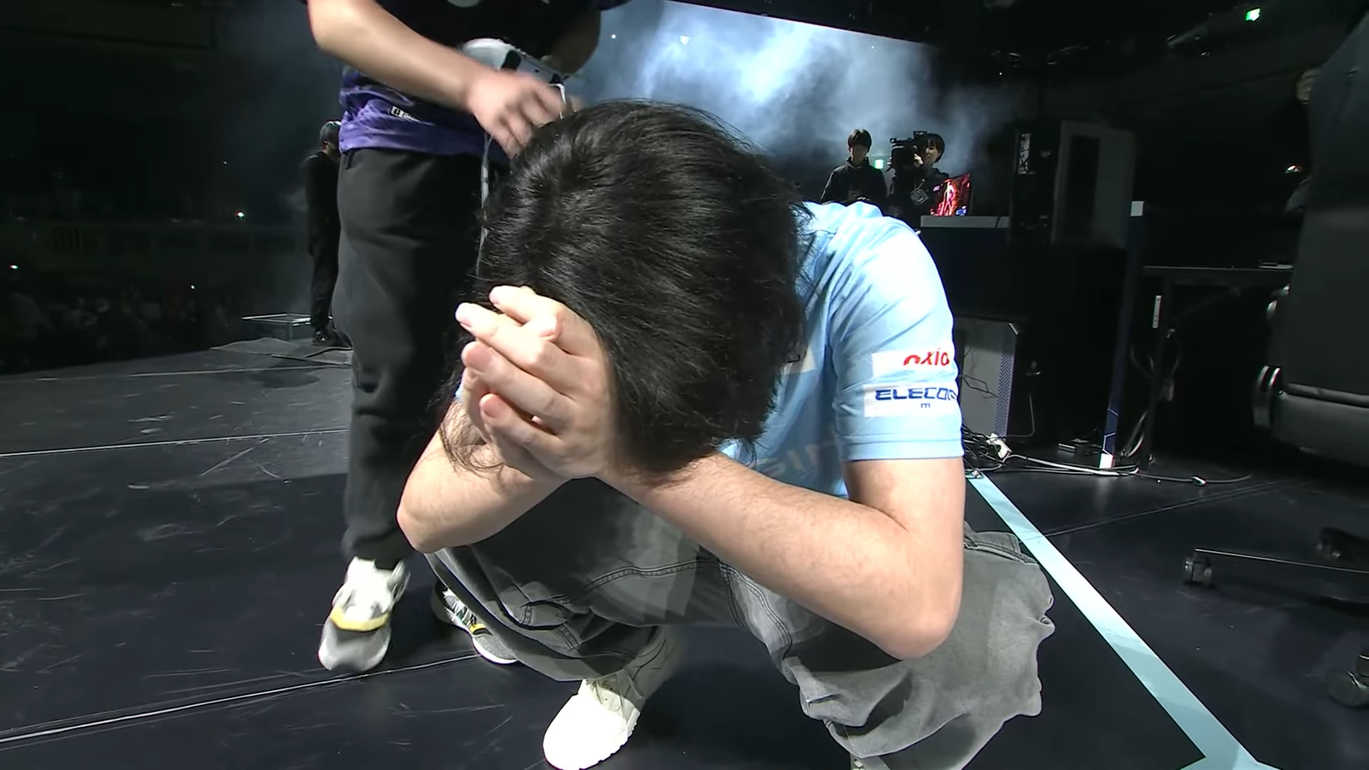 優勝が決まった後2度蹲った翔選手。あまりに過酷な大会だったからか、1度蹲った後映った彼の顔にはうっすらと涙が見えた。2回目に顔を見せた際はやっと喜びを噛み締められたのか、笑顔に変わっていた