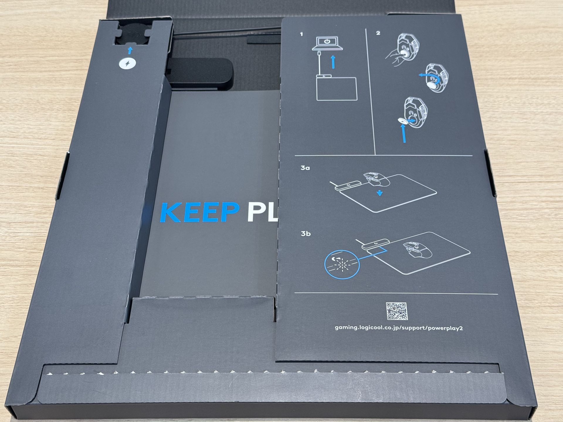 開くと簡易マニュアルが描かれた緩衝材の奥に本体が眠っている