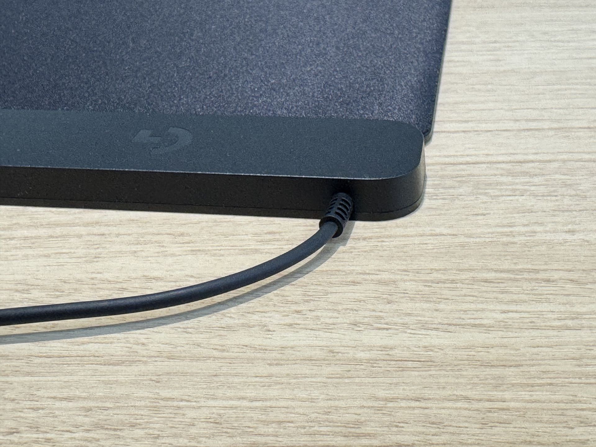 ケーブルは固定になり、取り外し不可となった