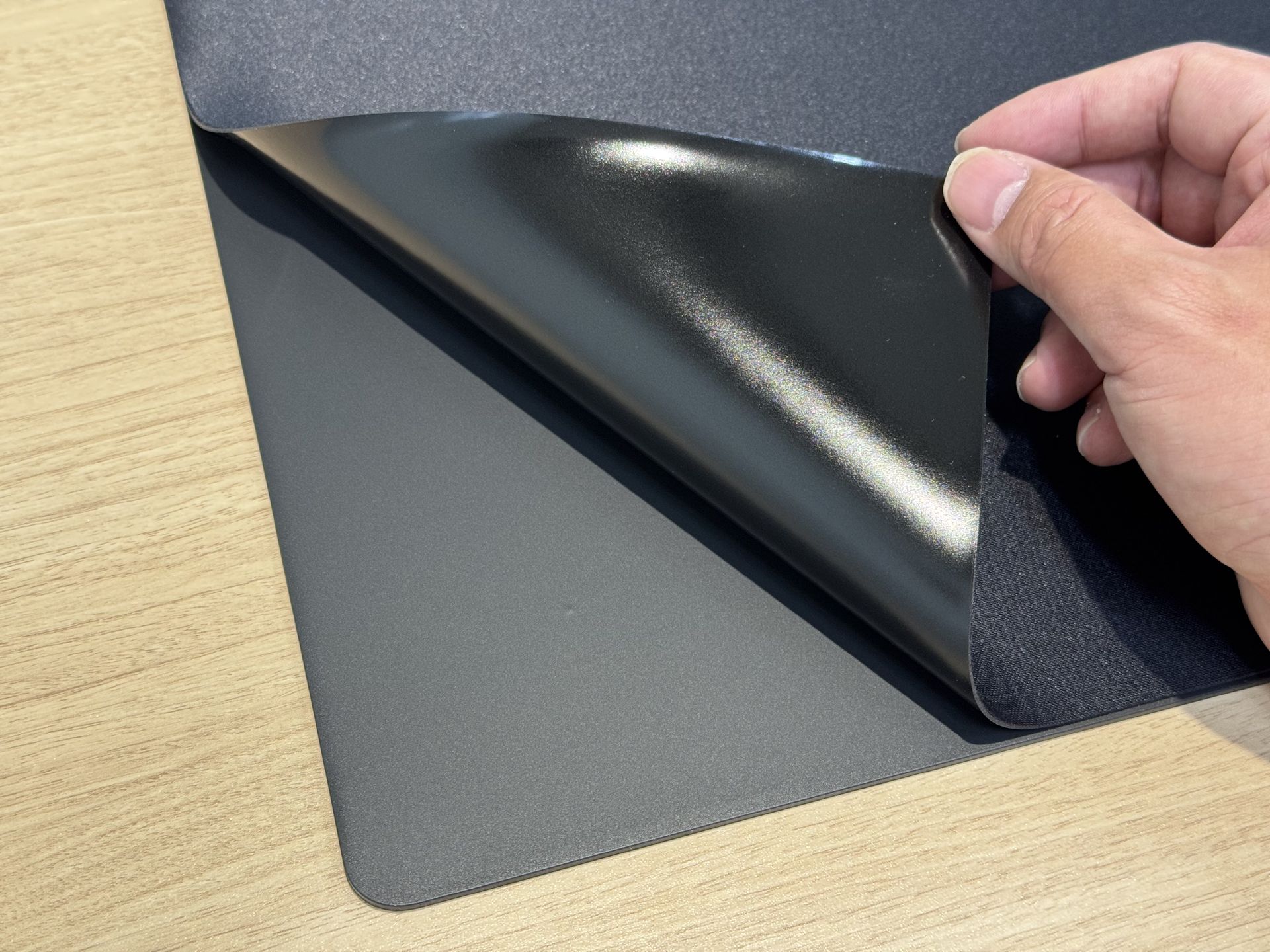 クロス素材のマウスパッド、裏面は吸着素材になっておりしっかりグリップする