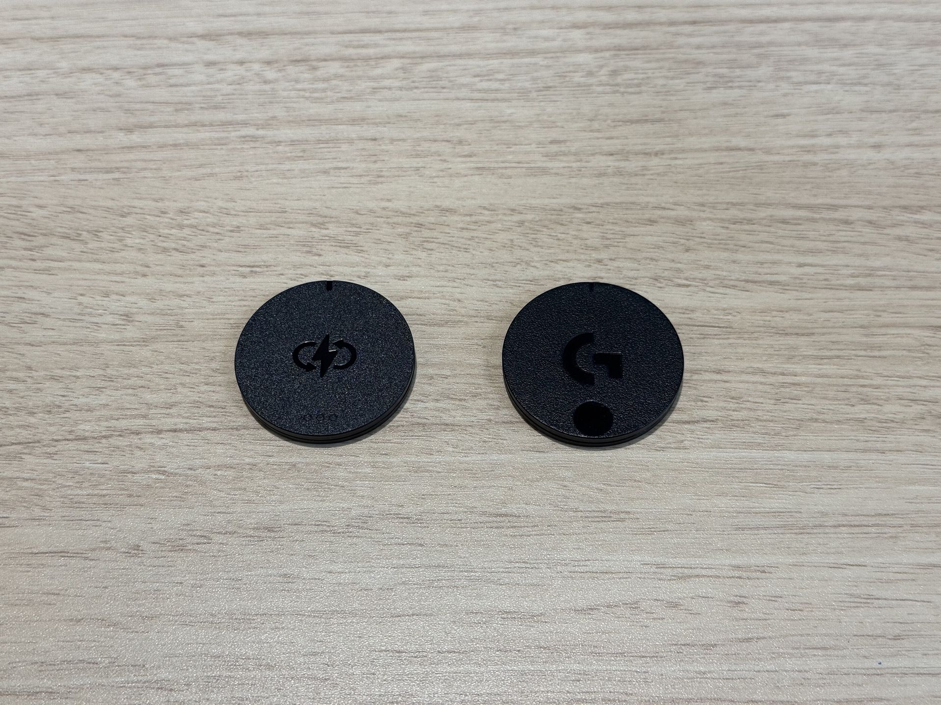 POWERPLAYコアモジュール。サイズ、厚さはまったく同じ。刻印が独自の充電ロゴに変わり見分けが付きやすくなった