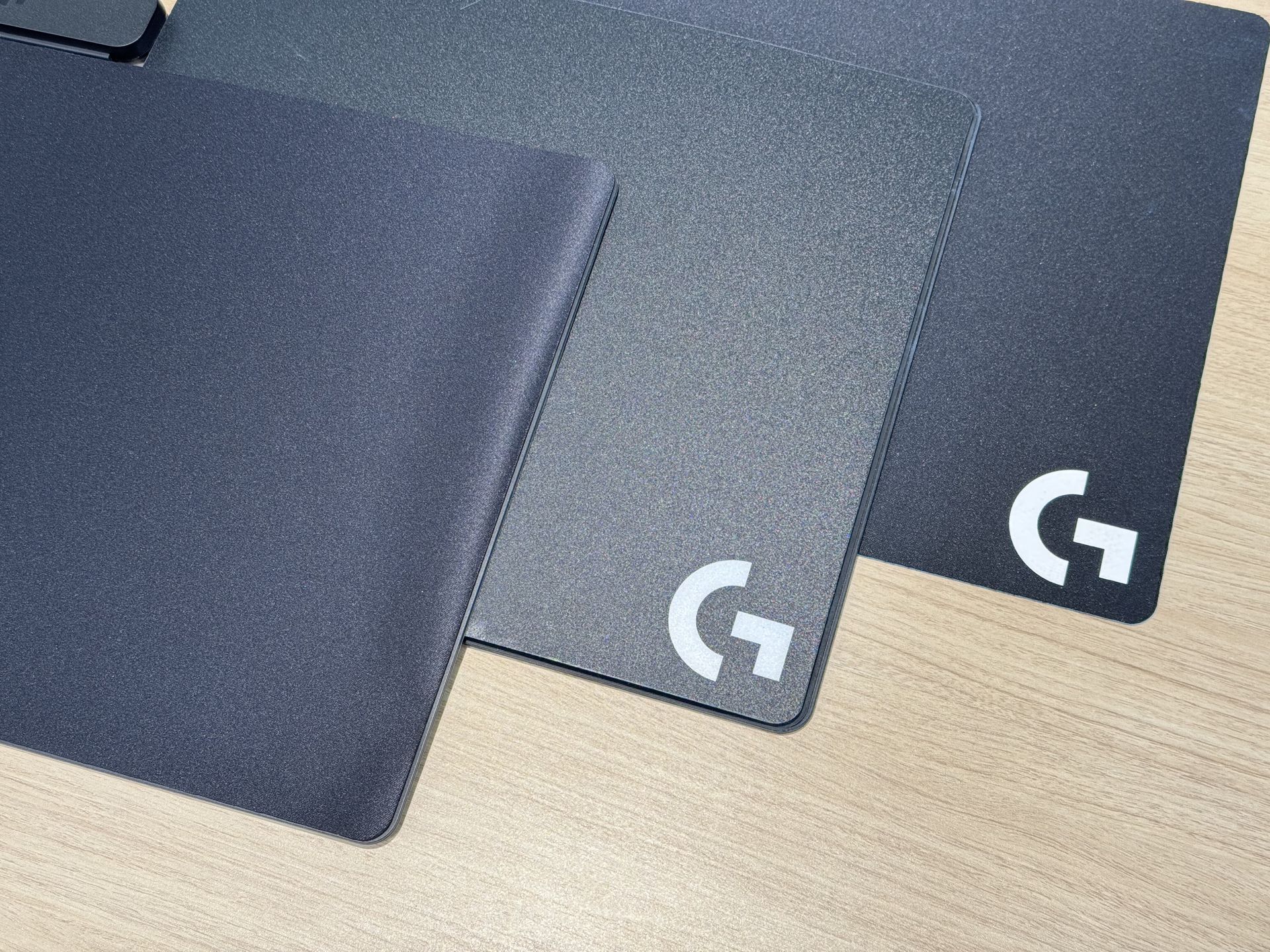 付属マウスパッド。左から「POWERPLAY 2」（クロス仕様）、「POWERPLAY」ハード、ソフト。サイズはほぼ同じなので、お互いに差し替えても使用可能