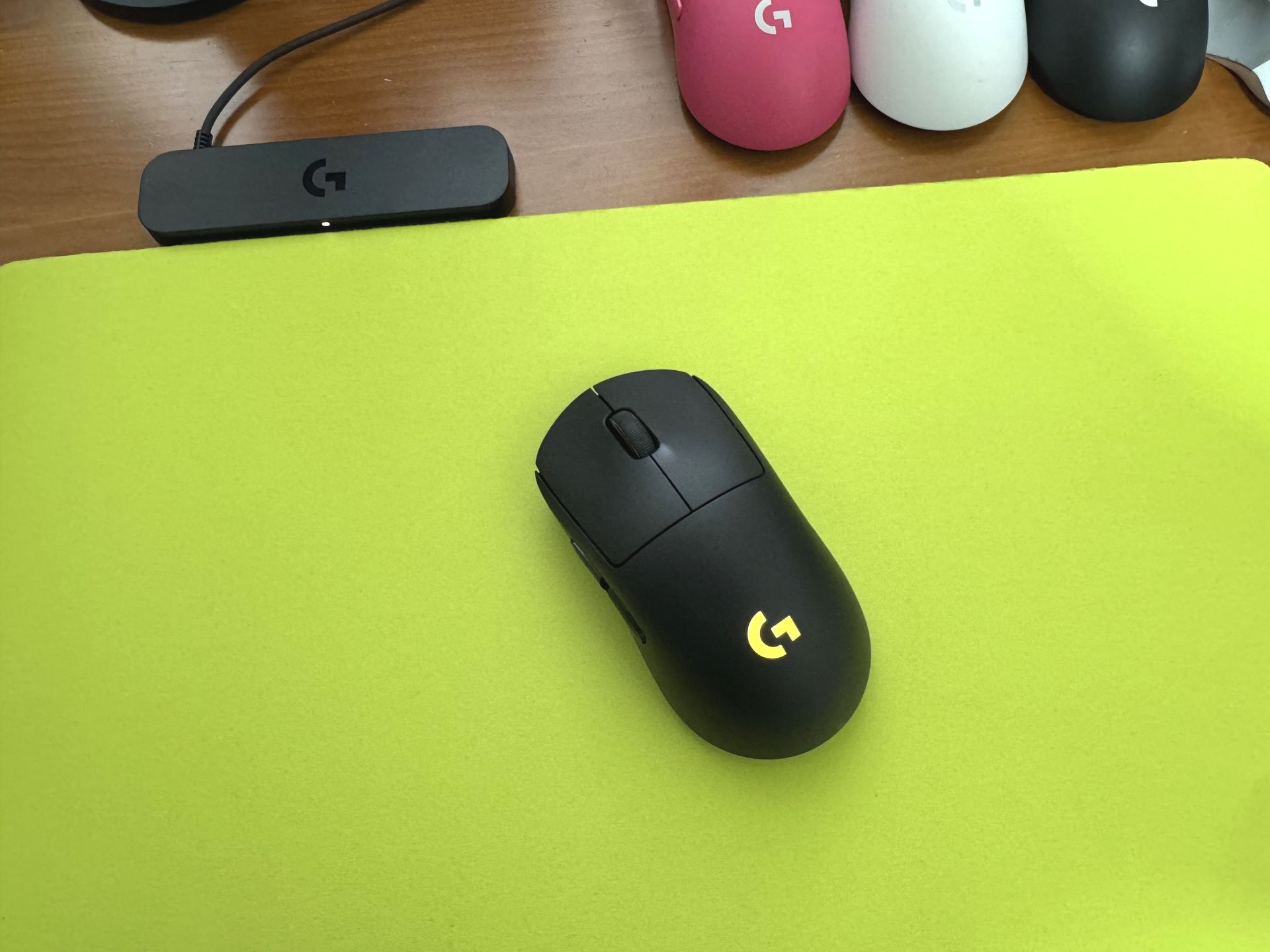 手持ちのG640サイズのマウスパッドを敷いて使ってみた。3mm程度のマウスパッドなら差し替えても充電能力は維持される