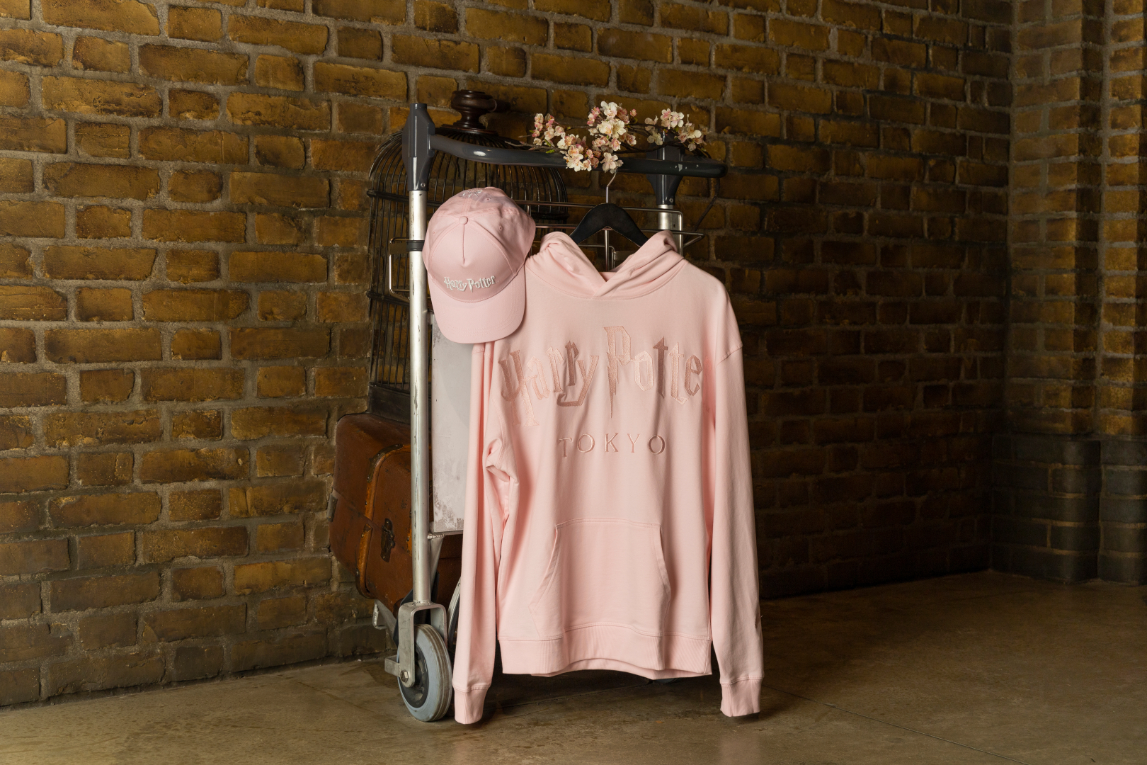 サクラ パーカー 価格：7,300円/サクラ キャップ 価格：3,200円