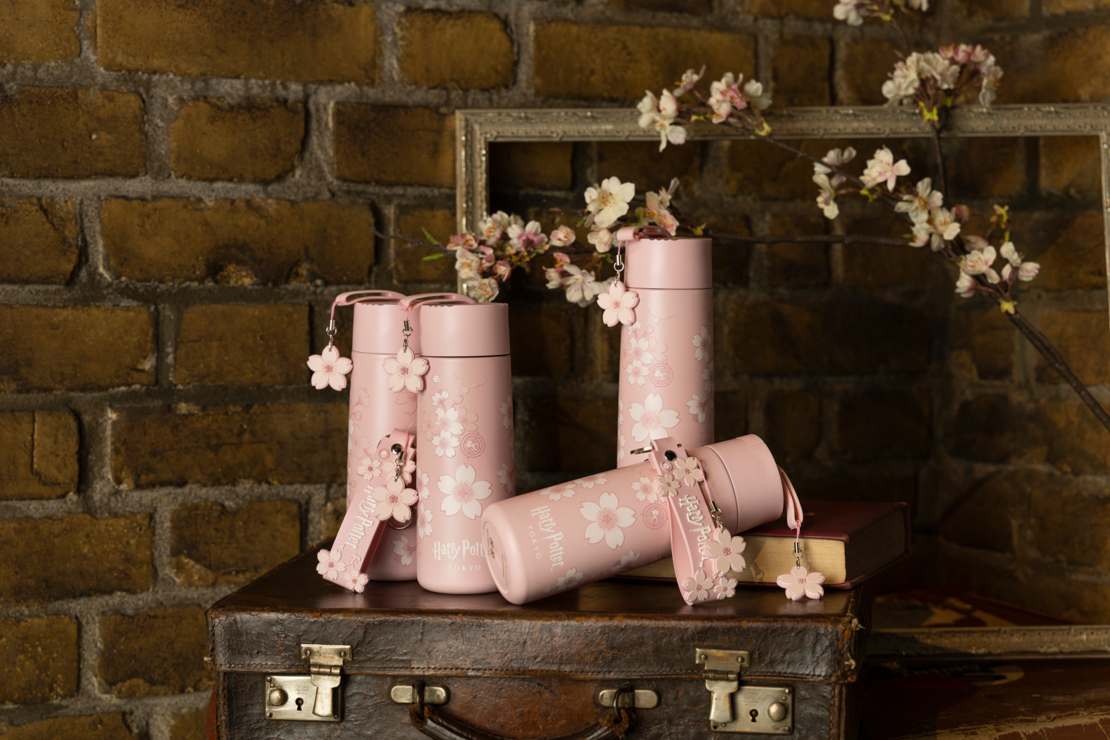 サクラ タンブラー 価格：3,000円/サクラ キーチェーン 価格：1,300円