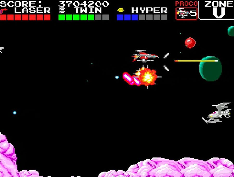 自機のパワーアップシステムも迫力もまったく同じ。写真はショット強化の効果を持つ赤のアイテムを取り、レーザーからウェーブに換装したところ