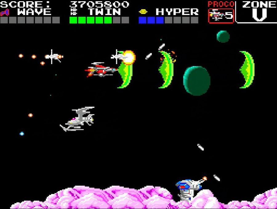 自機のパワーアップシステムも迫力もまったく同じ。写真はショット強化の効果を持つ赤のアイテムを取り、レーザーからウェーブに換装したところ