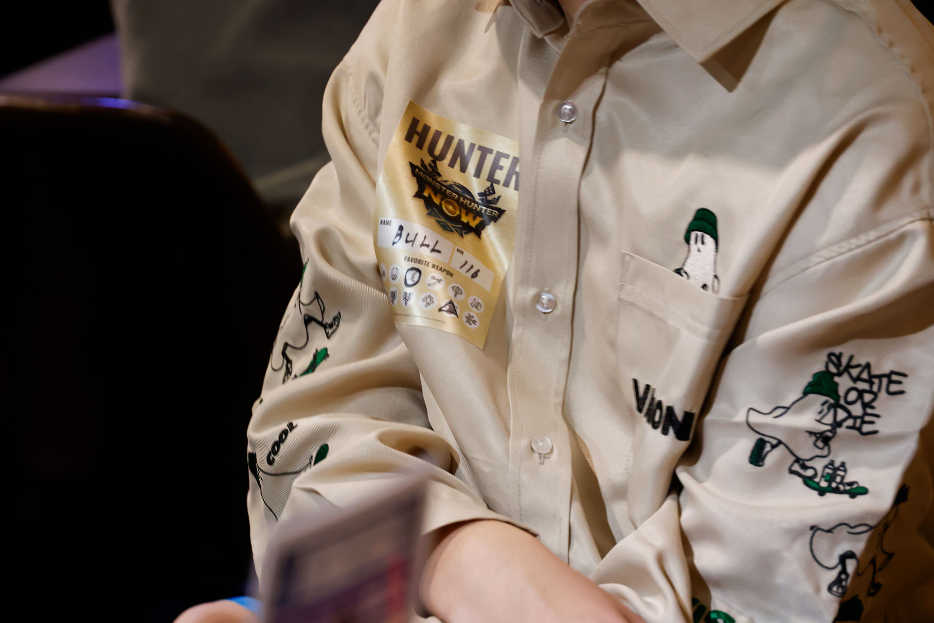 それぞれのハンターの胸元には、自己アピールのためのステッカーが貼られていた