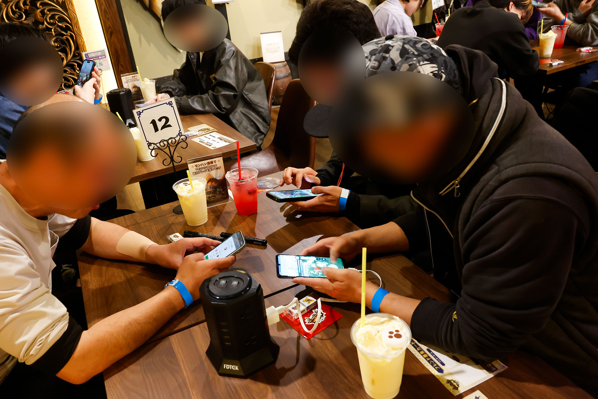 真剣なまなざしで肉を焼くハンターたち