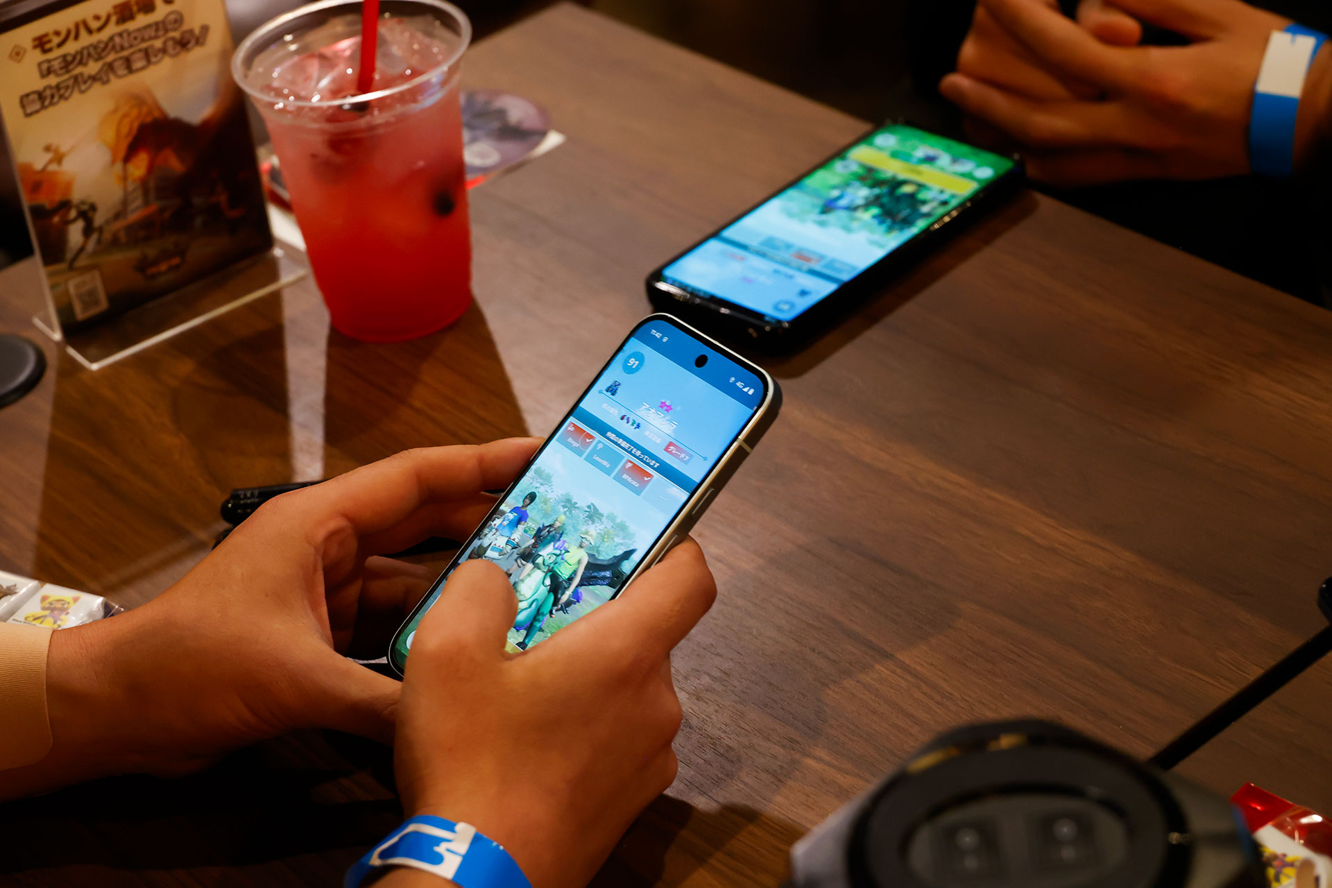 それぞれが自前のスマホを持ち寄りハンティングが行なわれた