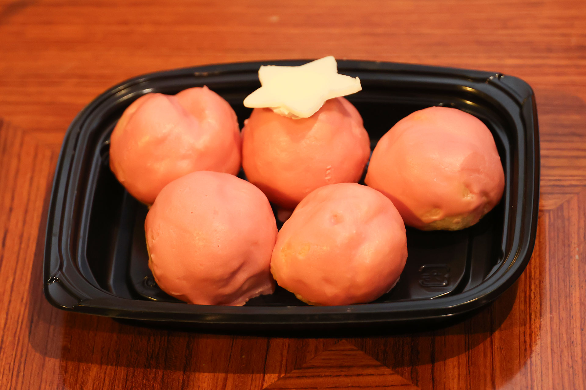 イチゴ風味のシュークリームといった味わいの「ペイントボールプチュシュー」