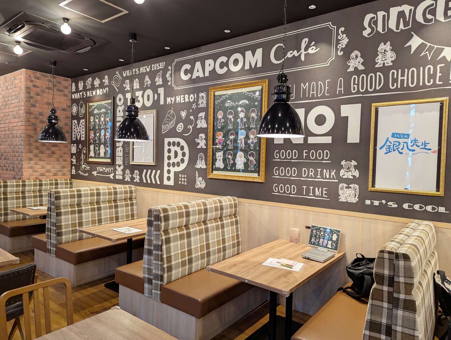 なお、店内の内装は現在コラボ中の「3年Z組銀八先生」のものだが、21日にはポスターやテーブル上のパネルなどが全てモンハン色に染まるという