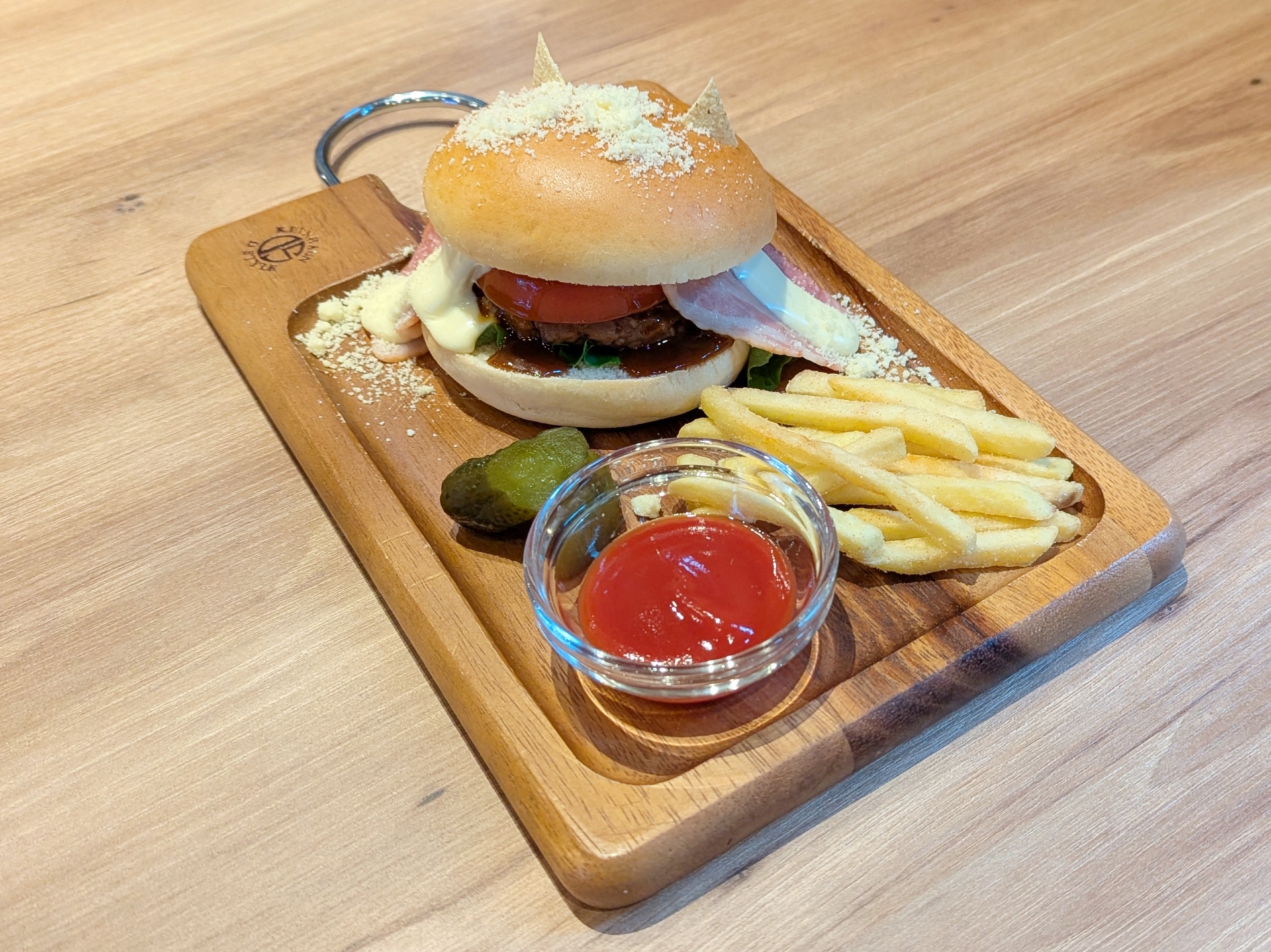 オトモアイルーのハンバーガープレート