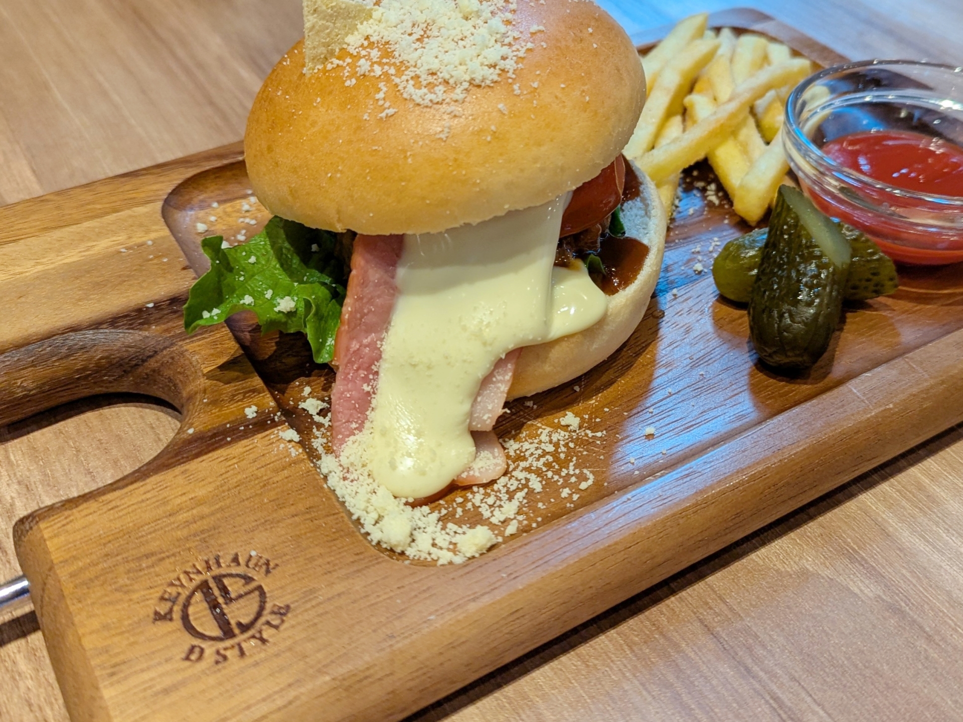 チーズのかかったベーコンがバーガー後部から出っ張って伸びている