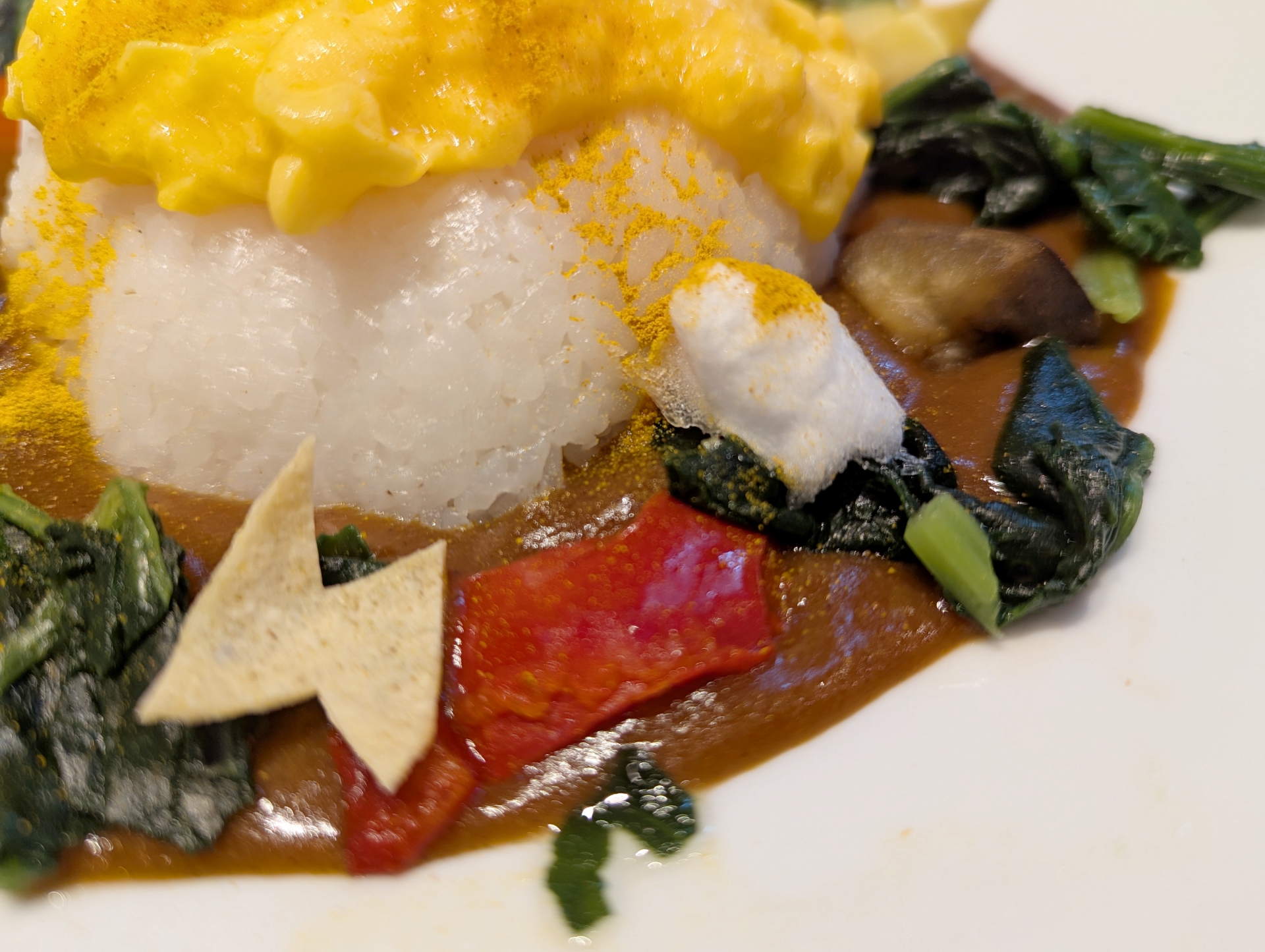 ほうれん草や茄子、パプリカなどの野菜が豊富に入っている