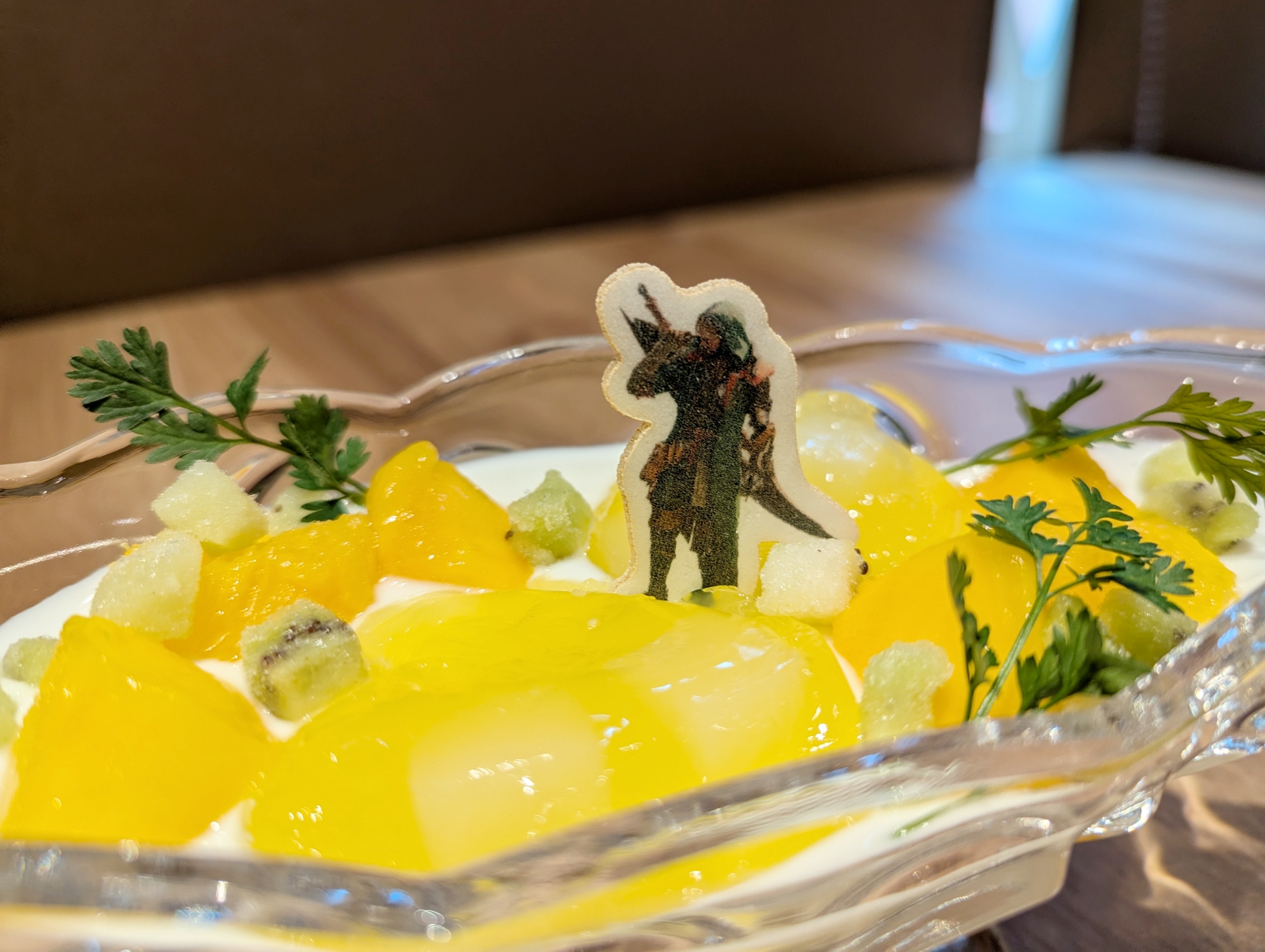 ハンターが描かれた最中が不思議な空間を演出する。周囲のゼリーが本当は蜘蛛ってこと！？