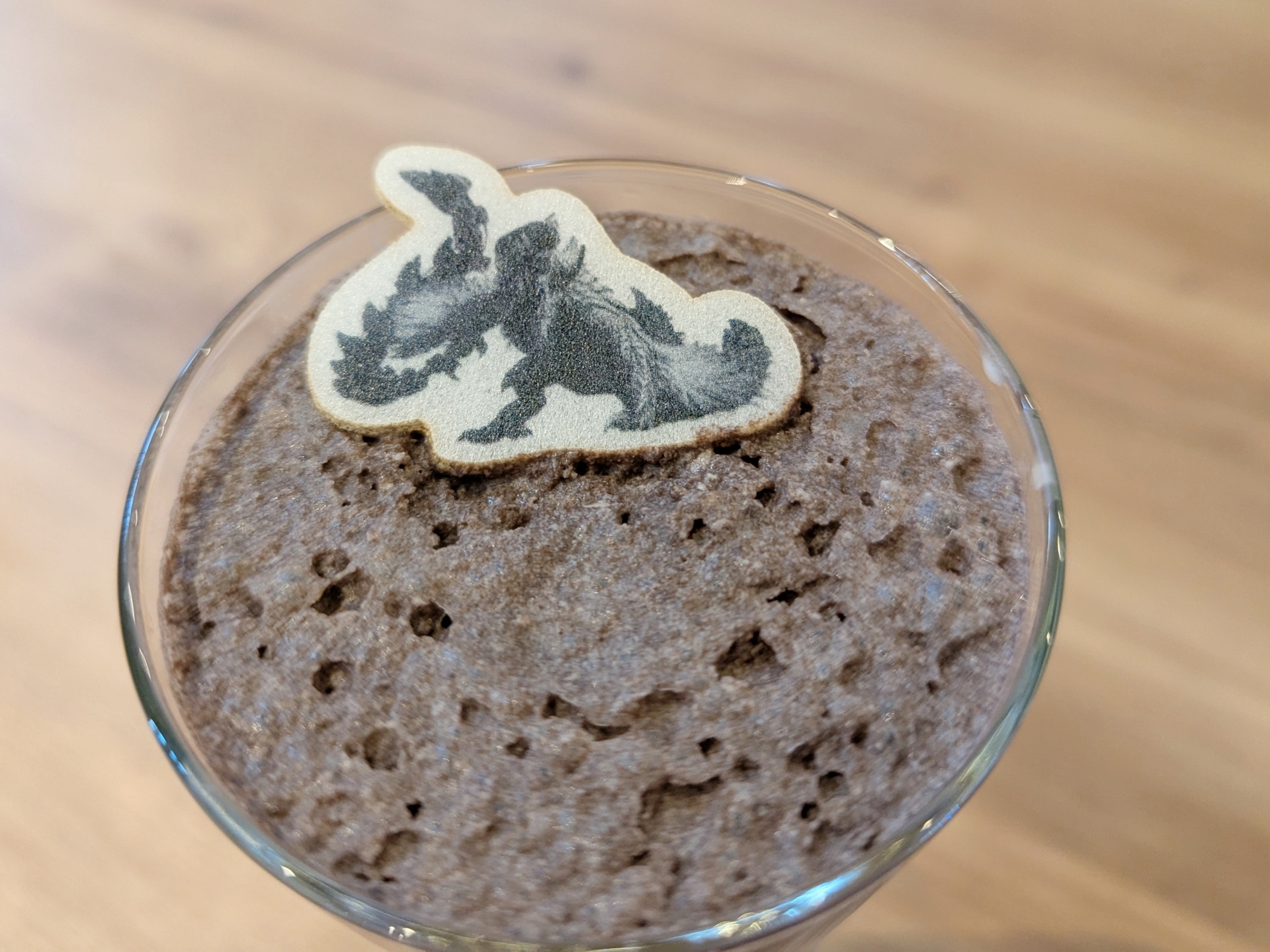 上から見るとやや怪しいビジュアルだが、オレオシェイクで鎖のような独特の形状を表現しているとのことなので、味の方はバッチリ甘いテイストに仕上がっているだろう