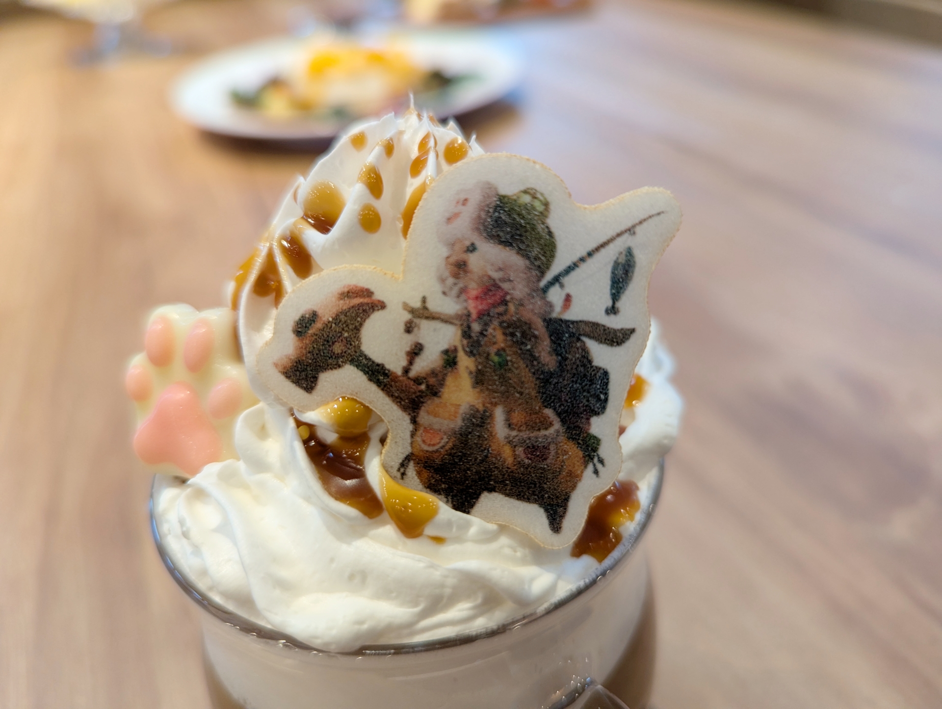 アイルーの最中が乗っているほか、手を模したチョコレートが乗っている