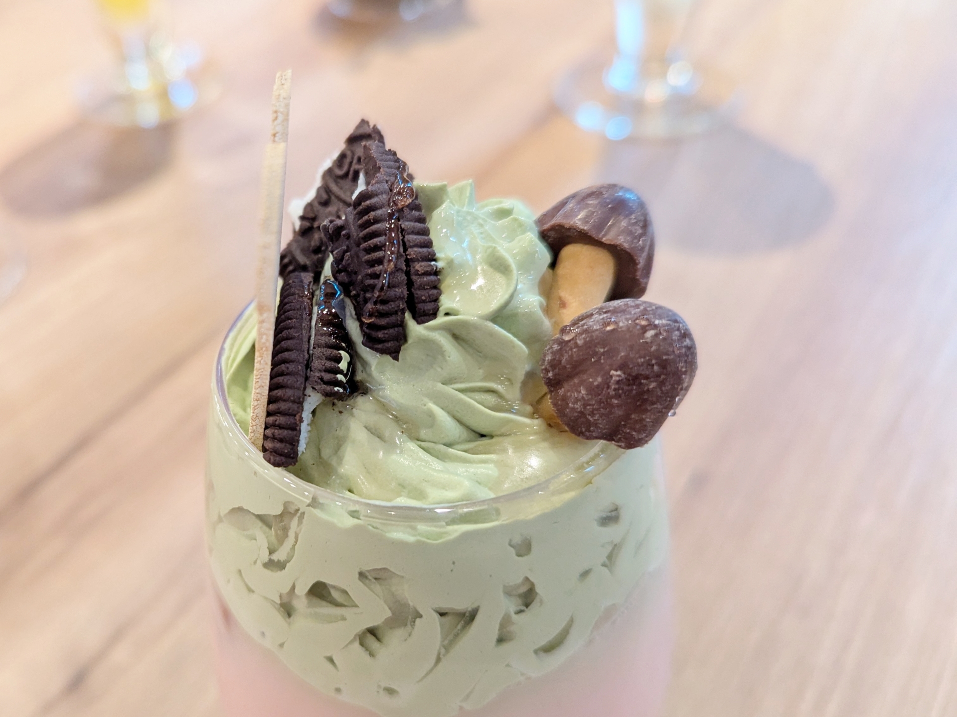 裏側には砕いたオレオときのこの山っぽいチョコプレッツェルがアクセントとして乗っている