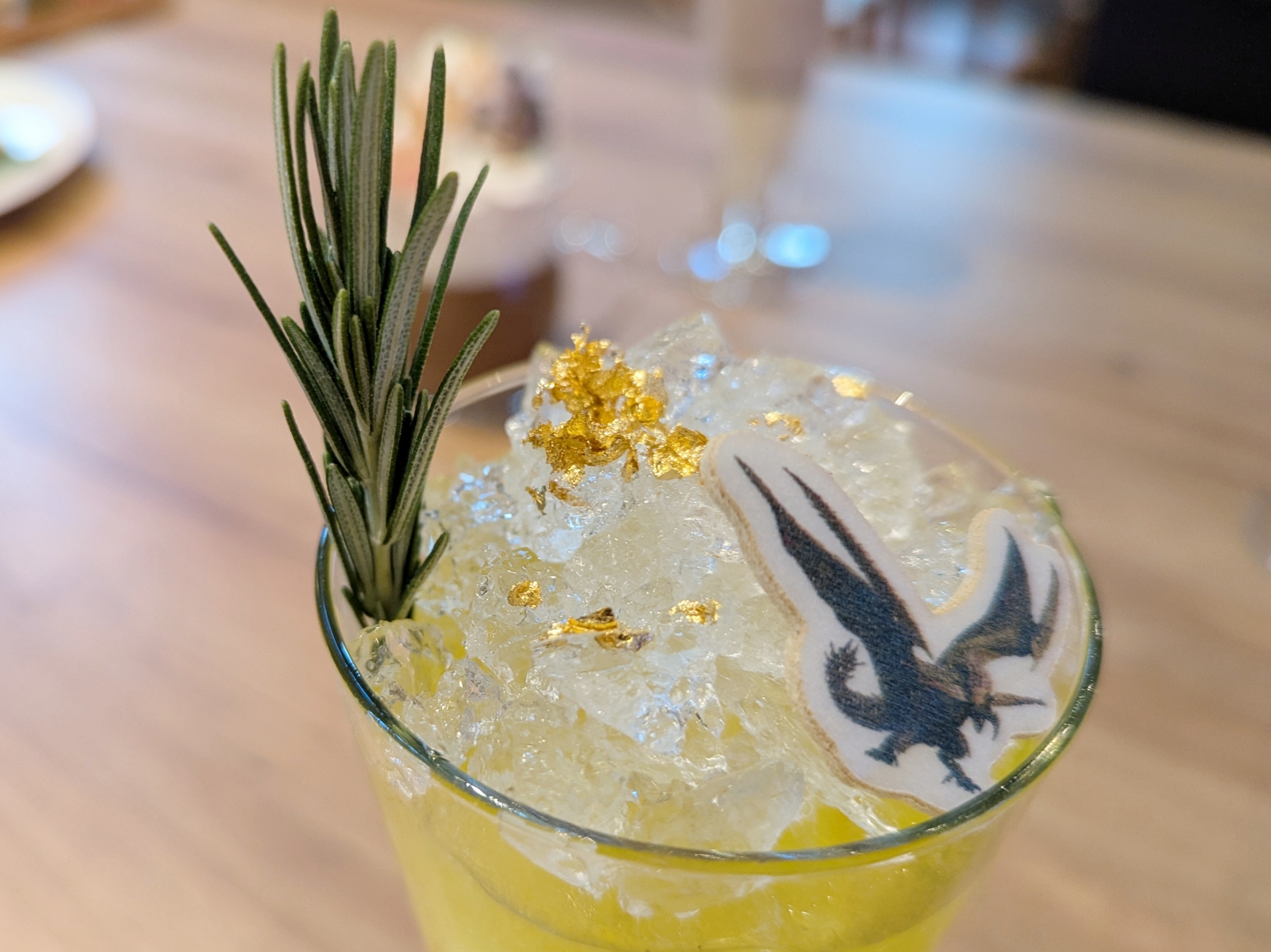 煌雷、すなわちレ・ダウの最中が存在感をアピール。雷属性の攻撃をイメージして、金粉を飾ったエナジードリンクとなっている