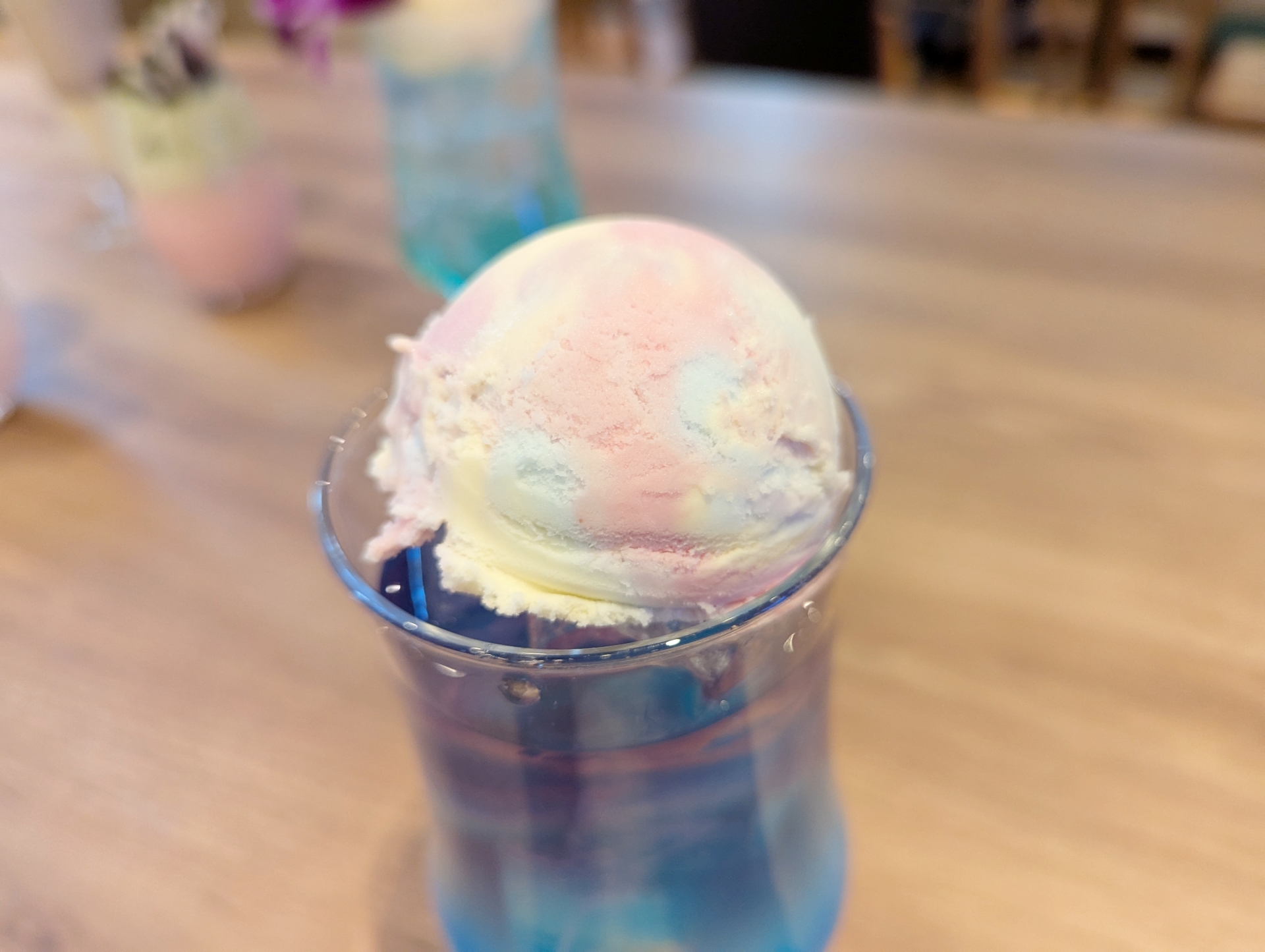 ウズトゥナをイメージしたドリンクで、特徴的な鱗をレインボーのアイスで表現した