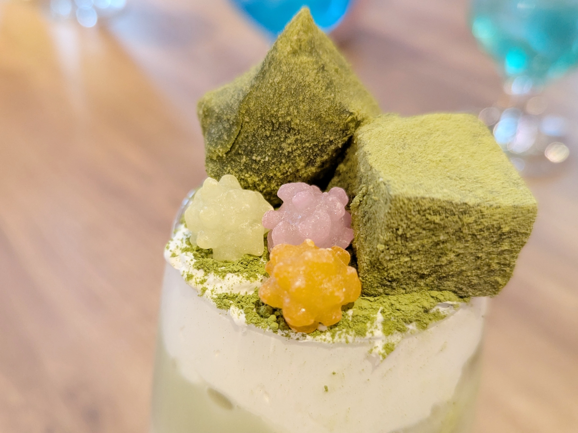 チャタカブラをイメージしたドリンクで、粘着性の唾液によって前脚に鉱石等を付着させる特徴をこんぺいとうで表現している