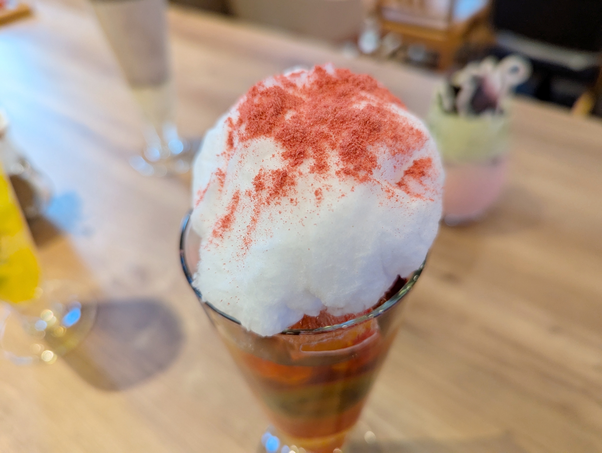 上部にはストロベリーパウダーのかけられたわたがしが乗っており、麻痺をもたらすわた毛の特徴を表現