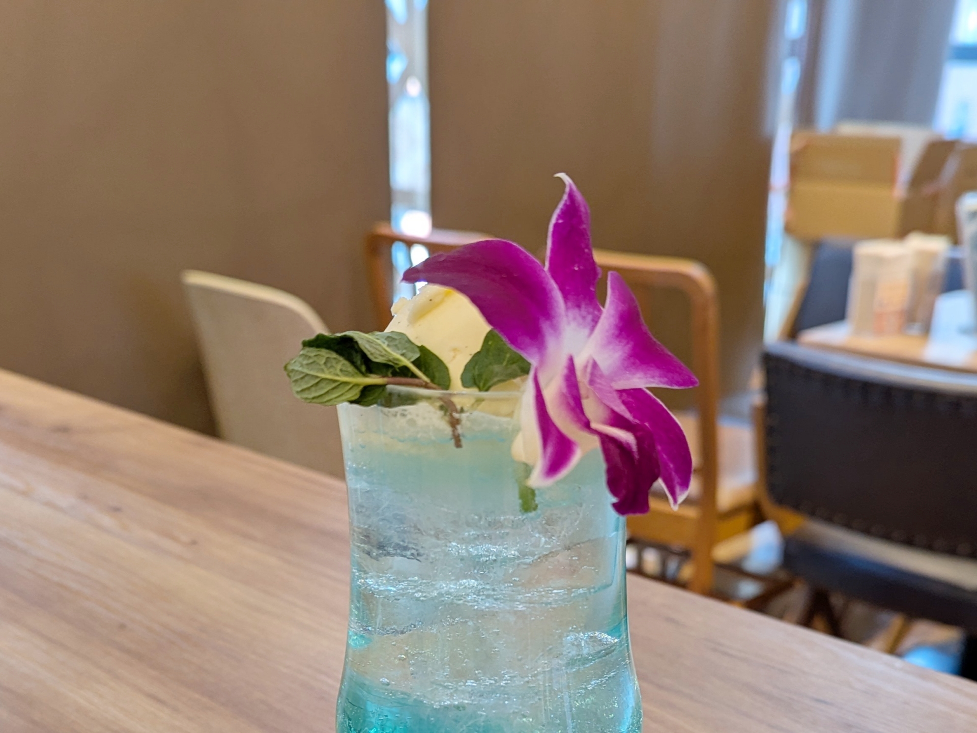 ミントの葉やデンファレの花を飾る事で、セクレトをイメージした鮮やかな1杯となっている