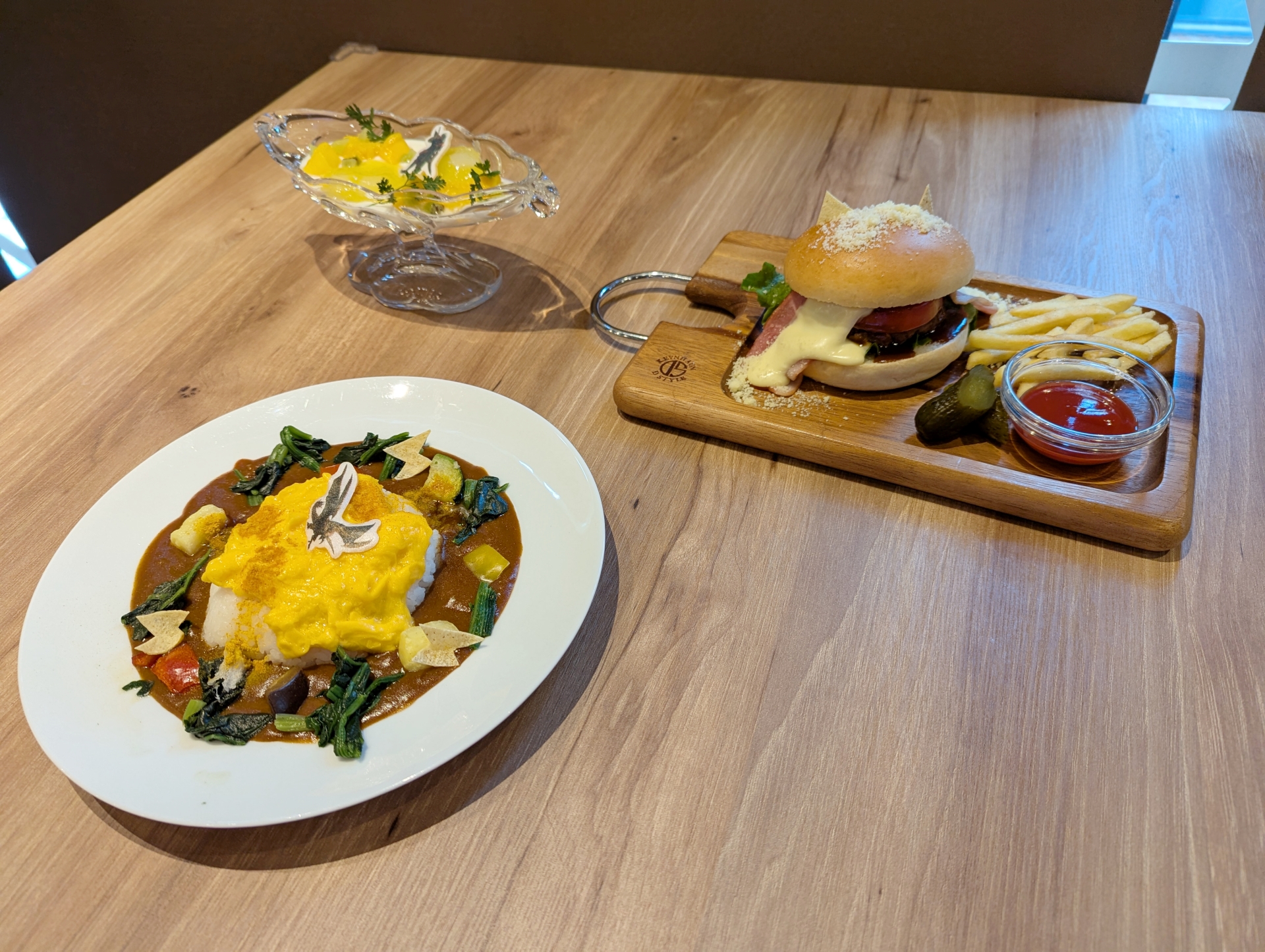 会場に用意された試食用メニューは「オトモアイルーのハンバーガープレート」と「レ・ダウのオムカレー」、デザートの「蜘蛛恐怖症対策モードゼリー」の3品だ