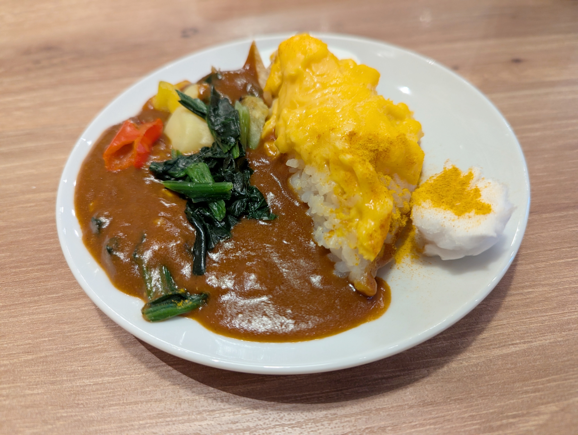 「レ・ダウのオムカレー」の試食バージョン。小皿ギリギリまで盛り付けてもらったので、食べ終わった後はかなりの満足感が得られた。カレーの辛さもほどよくて、大変おいしゅうございました