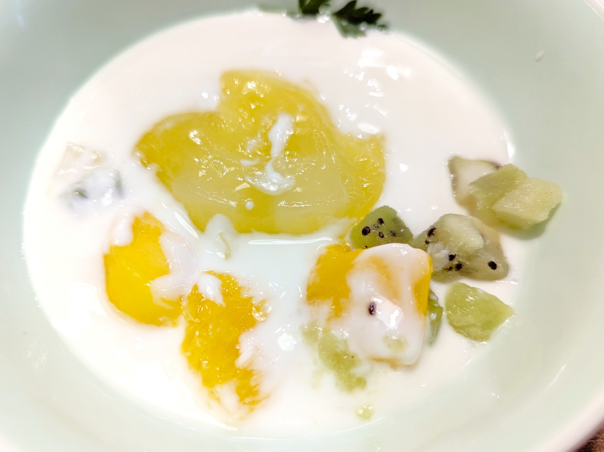 「蜘蛛恐怖症対策モードゼリー」の試食バージョン。組み合わせ的にマズくなりようがないマッチングだが、ナタデココのサプライズに驚かされた。噛み応えも加わり、大変おいしゅうございました