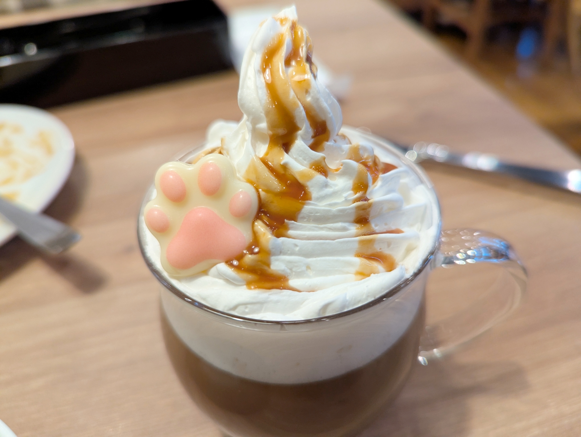 「アイルーキャラメルカフェオレ」の試食バージョン。アイルーの最中は付属しないので食感については不明だが、生クリームが盛りだくさんで、大変おいしゅうございました