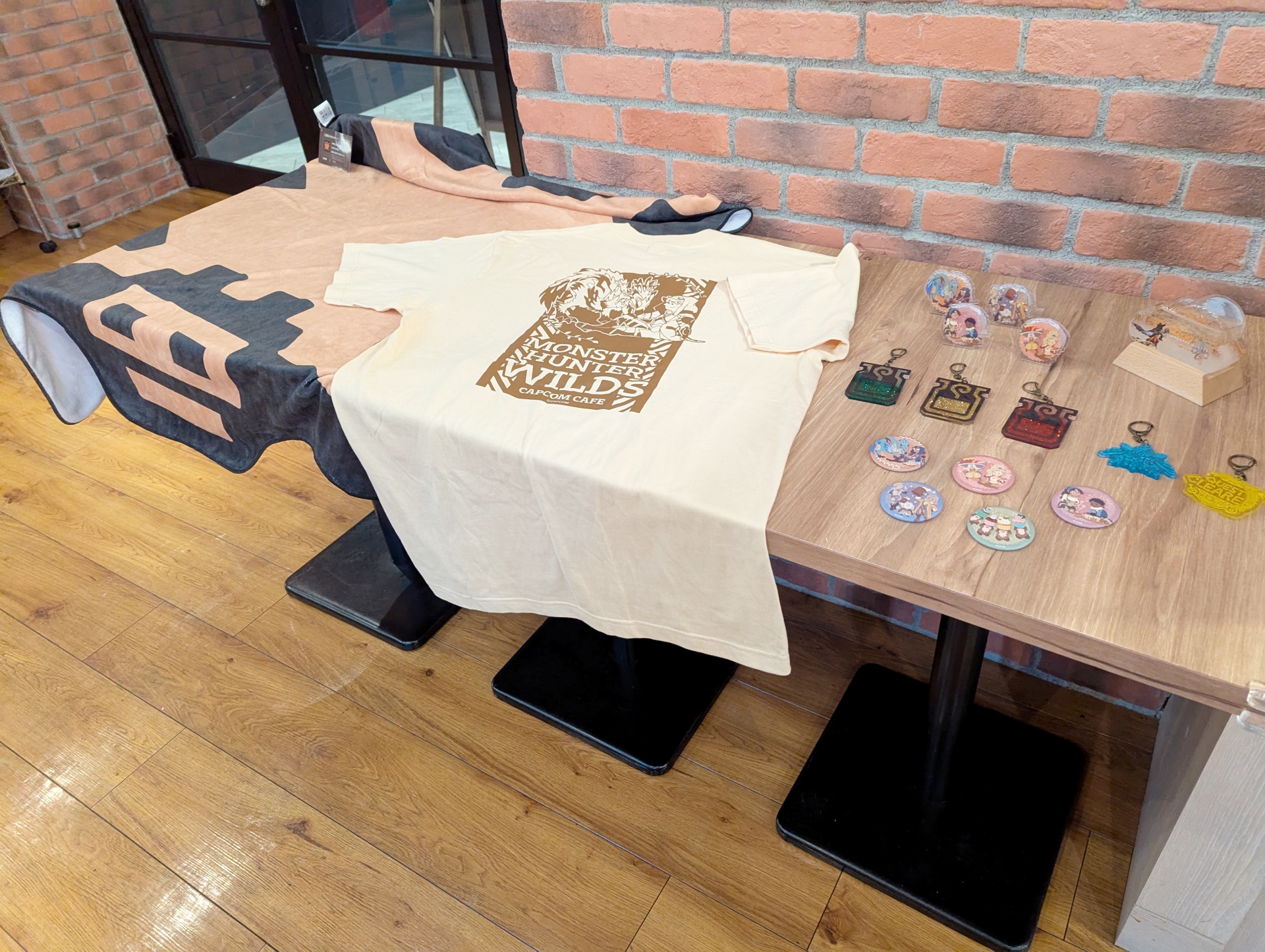 コラボ期間中に販売されるコラボグッズの一部を展示していた